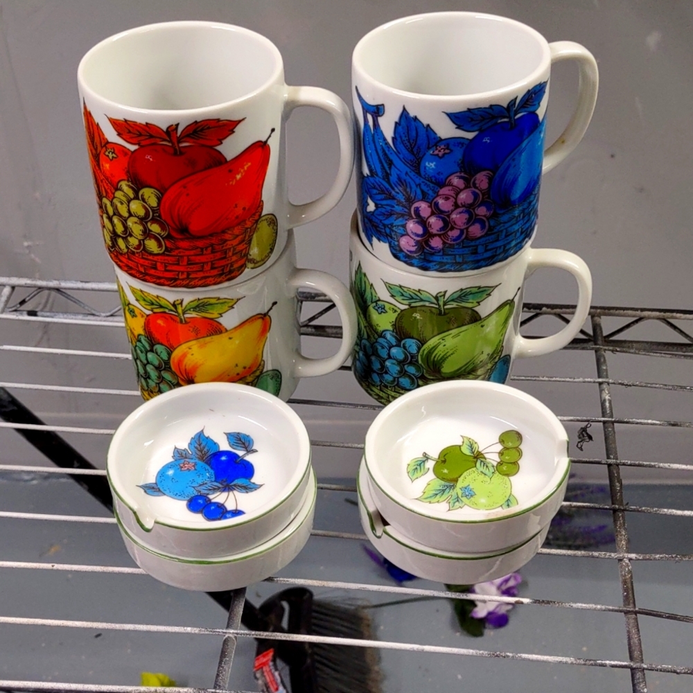Set of 8 RETRO DRINKING CUPS WITH ASHTRAYS